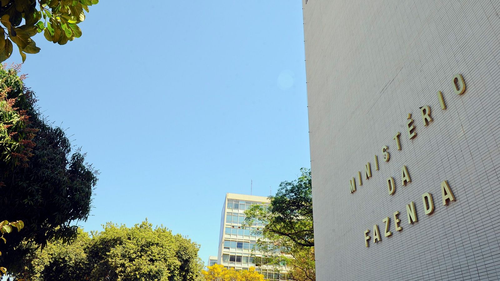 Letreiro “Ministério da Fazenda” na fachada do prédio do ministério em Brasília, sob céu azul